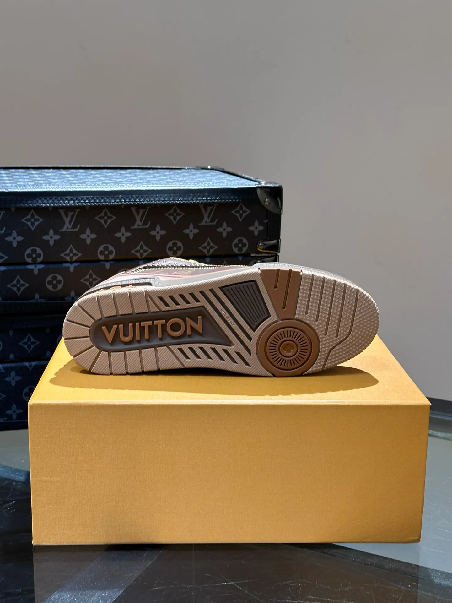 LV P840 men's sneakers, new colors, this LV Trainer sneaker is made of grained calf leather in colorful tones, with rivet decoration on the upper and handwritten Louis Vuitton logo on the side, which contrasts with the western-style Vuitton logo on the rear. The original construction was designed by Virgil Abloh and is inspired by vintage basketball shoes. Continuing the complex upper, the rubber-injected rubber outsole continues the iconic elements, with LV letters on the tongue and sides, Vuitton logo on the rear, Monogram flowers on the outsole, handwritten Louis Vuitton logo on the side, and standard insoles to continue the comfort experience. Comes complete with original box packaging! Size: 38-46